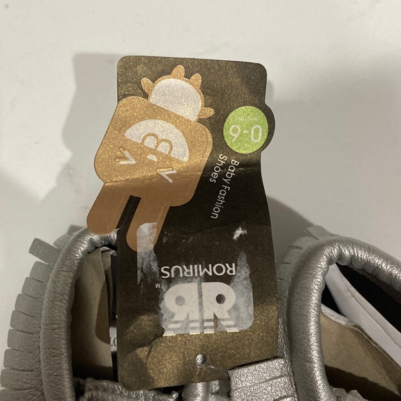 Romirus baby shoes Baby Moccasins fringe NWT silver 0-6 months size 1 - Picture 2 of 10